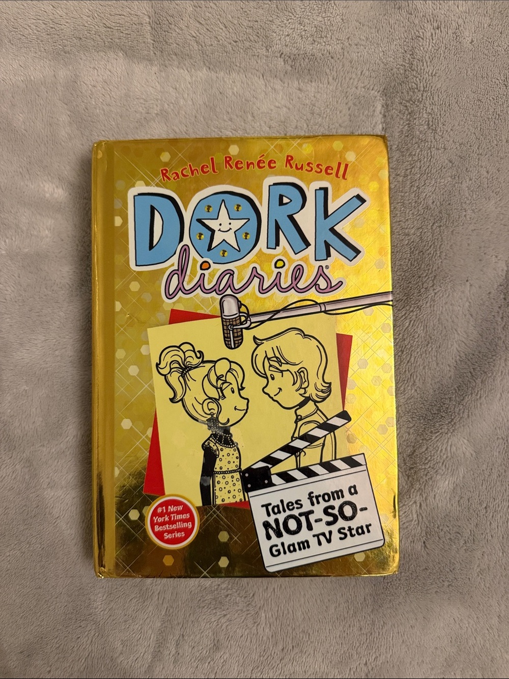 Dork Diaries: Tales from a Not-So-Glam TV Star - Yellow Edition